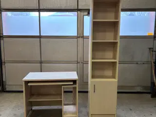 Skrivebord og reol