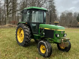 John Deere 2140