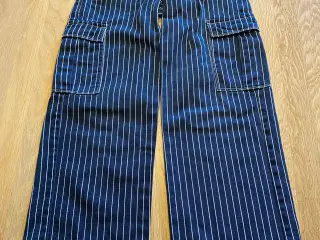 Stribede jeans med god vide str. 134. Tshirt mm