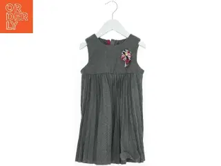 Grå børnekjole med broche (str. 98)