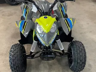 Polaris Outlaw 110 Flag & hjelm