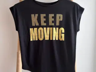 T-shirt med tryk 'KEEP MOVING', str. 140