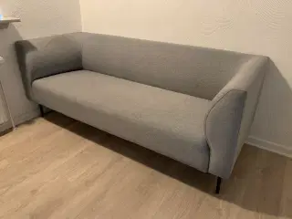 3 personers sofa i lysegrå