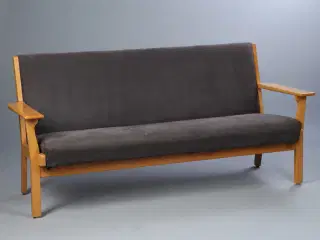 En velholdt Tre-pers. sofa.