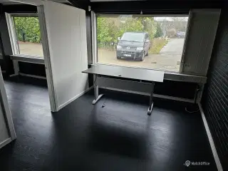 Kontor til leje med mange faciliteter og god beliggenhed.