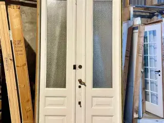 Høj, dobbelt glasdør m. strukturglas