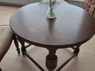 sofabord i ældre stil mørk træ.