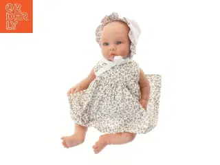 Asi Leonora Babydukke med kjole og hat (str. 45 cm)