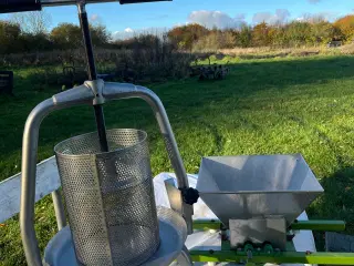 UDLEJES - Frugtpresse 9,5L & frugtkværn