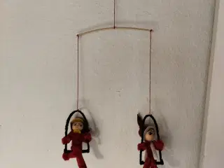 Juleuro lavet af piberenser med 2 nisser på gynger