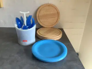 Bodum bestik til 4 personer, og 4 tallerkener 