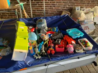 Flyttekasse fyldt med legetøj
