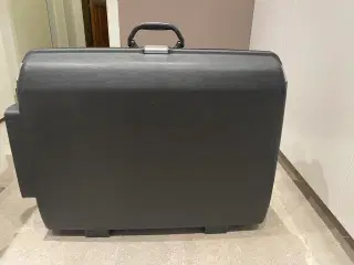 2 stk sorte rejse kufferter  ialt