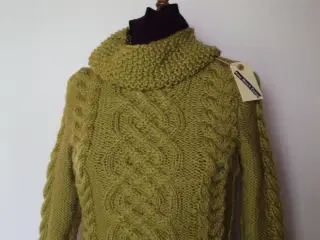 Sweater med løs rullekrave fra FruStrik