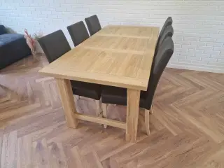 Spisebord med 6 nye stole. 