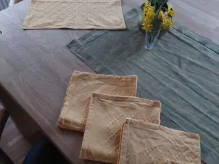 Grøn Sådahl løber og 6 påske servietter.100 kr. 
