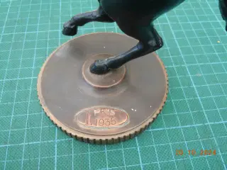 Figur: Stejlende hest Colt logo.