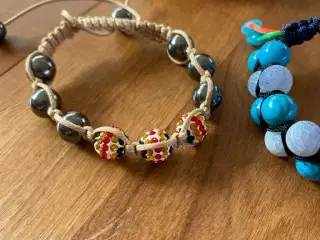 Nye knyttede armbånd
