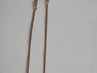 YSL armbånd i guldfarve. 