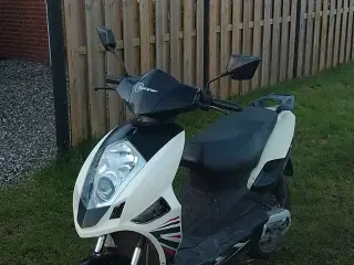 Hopper furios lovlig lille knallert 