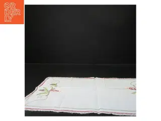 Håndbroderet juledug med lys og grene (str. 44x31 cm)