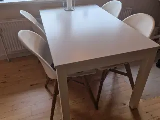 Spisebord med 4 stole, samt tillægsplade