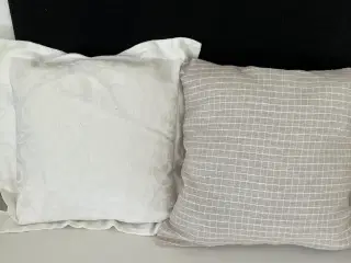 2 beige puder med lynlås og fjer