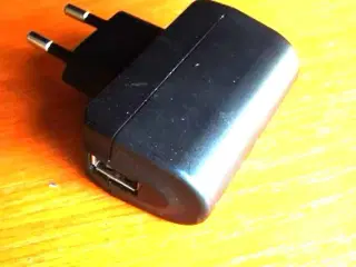 SONY ERICSSON CST-80 rejselader med USB stik