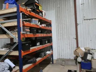 Lagerreol med div. Værktøj og varelager