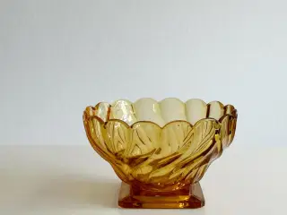 Ravfarvet glasskål på fod