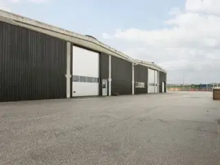 Lager med kontor/velfærdsafd. tæt på Djurslandsmotorvejen