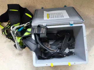 Kasse m. sikringsgrej samt div.