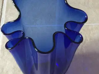 Blå vaser, glasskåle, lysestage og hyacintglas