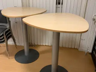 To barborde og tre barstole i metal