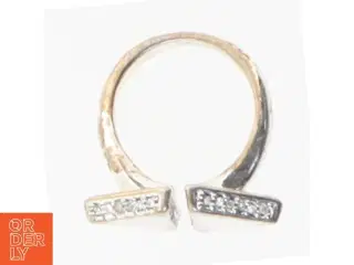 Sølvfarvet ring med sten (str. 50 mm)