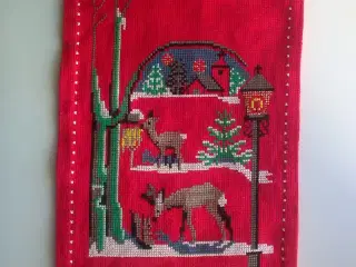 Rød bordløber m rådyr julebroderi lysedug