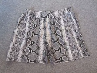 Smarte shorts med slangeprint i str 36