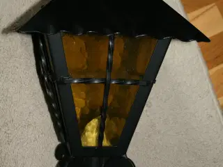 Smedejerns lampe udendørs