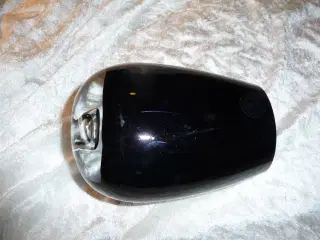 sort glas vase, den er hånd lavet