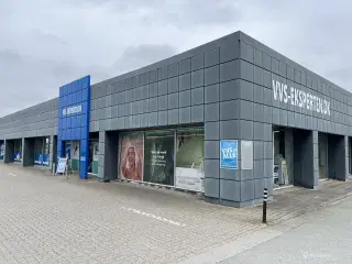 Meget synlig og attraktiv butiks- eller showroomlejemål