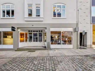 Butik/klinik/kontor med store facadevinduer