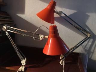 Rød-orange flot arkitektlampe