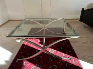 Elegant sofabord i glas og stål