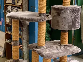 Kradsetræ/Katte tårn. 