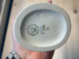 B & G "Pige tager blå jakke af" nr. 2387