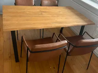 Plankebord med 4 læderstole