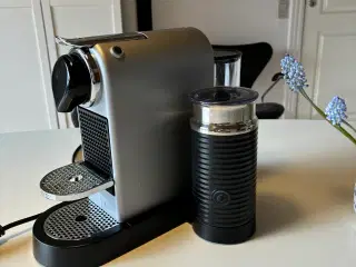 Velholdt nespresso maskine med mælkeskummer