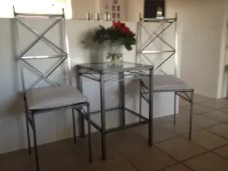 Glasbord med tre stole