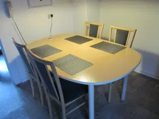 Spisebord med stole.