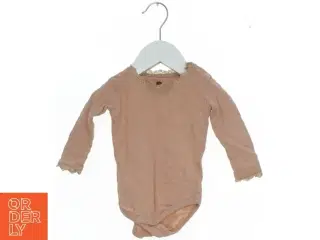 Langærmet rosa bodystocking med blondekant fra En Fant (str. 62)